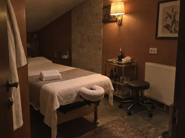 Bornozu asılı, sıcak ışıklı masaj odası — Emirgan, Masaj Salonun