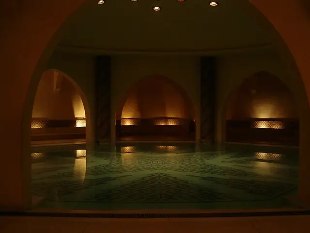 Kemerli nişlerle çevrili hamam havuzu — Emirgan, Masaj Salonun