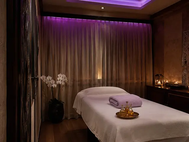 Mor ışıklı, mumlarla hazırlanmış masaj odası — Emirgan, Masaj Salonun