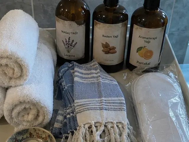 Rulo havlular, mavi peştemal ve aromaterapi yağları — Emirgan, Masaj Salonun